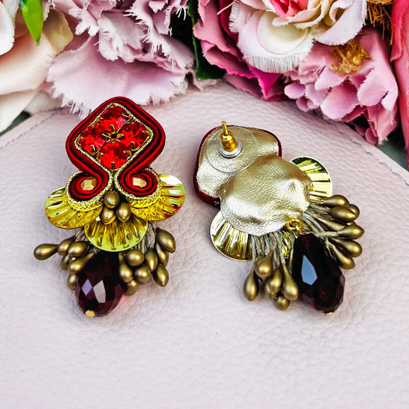 Schöne festliche Soutache-Ohrringe in Rot und Gold mit dunkelrotem Tropfen