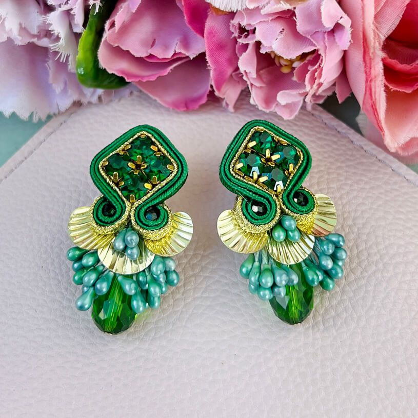 Funkelnde Soutache-Ohrringe in Grün und Gold