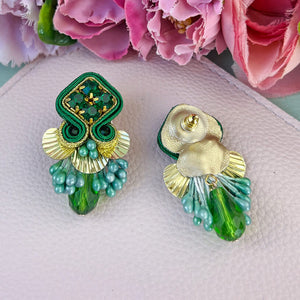 Funkelnde Soutache-Ohrringe in Grün und Gold