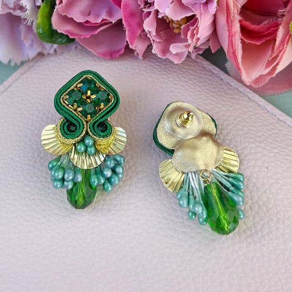Funkelnde Soutache-Ohrringe in Grün und Gold