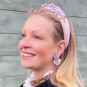 Schöne Soutache-Ohrstecker in Flieder und Gold mit Tropfen
