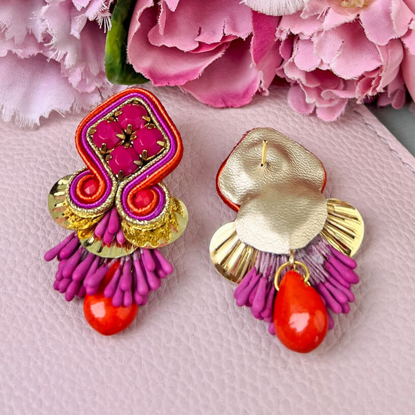Schöne Soutache-Ohrstecker in Pink und Gold mit Tropfen