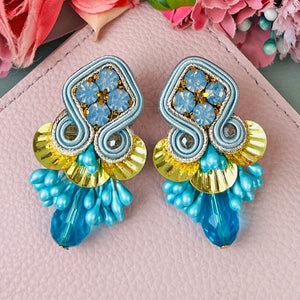 Schöne Soutache-Ohrstecker in Hellblautönen mit Tropfen