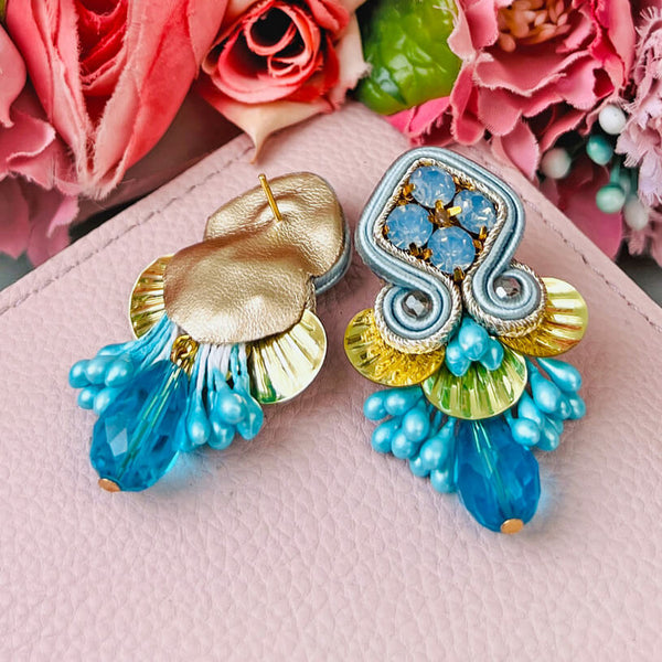 Schöne Soutache-Ohrstecker in Hellblautönen mit Tropfen