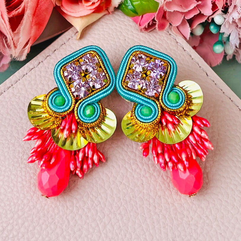 Schöne Soutache-Ohrstecker in leuchtendem Pink und Türkis mit Tropfen