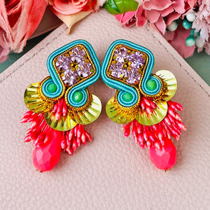 Schöne Soutache-Ohrstecker in leuchtendem Pink und Türkis mit Tropfen