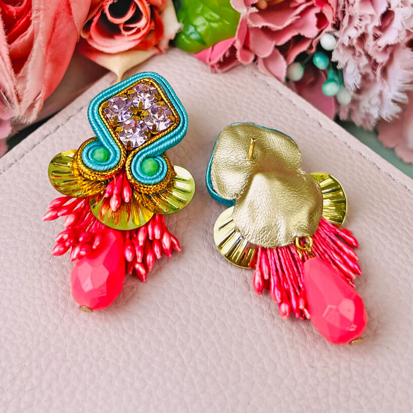 Schöne Soutache-Ohrstecker in leuchtendem Pink und Türkis mit Tropfen
