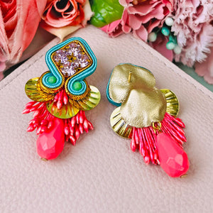 Schöne Soutache-Ohrstecker in leuchtendem Pink und Türkis mit Tropfen