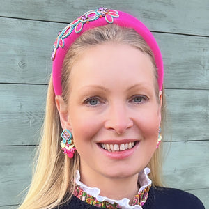 Schöne Soutache-Ohrstecker in leuchtendem Pink und Türkis mit Tropfen