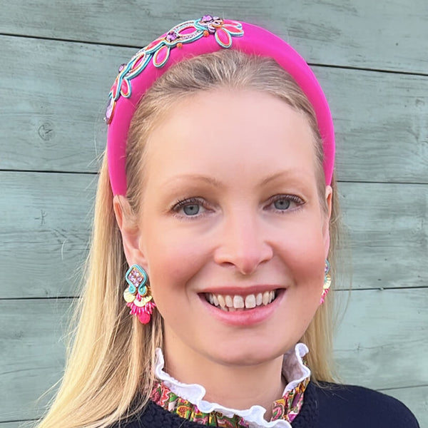 Schöne Soutache-Ohrstecker in leuchtendem Pink und Türkis mit Tropfen