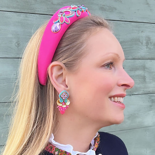 Schöne Soutache-Ohrstecker in leuchtendem Pink und Türkis mit Tropfen