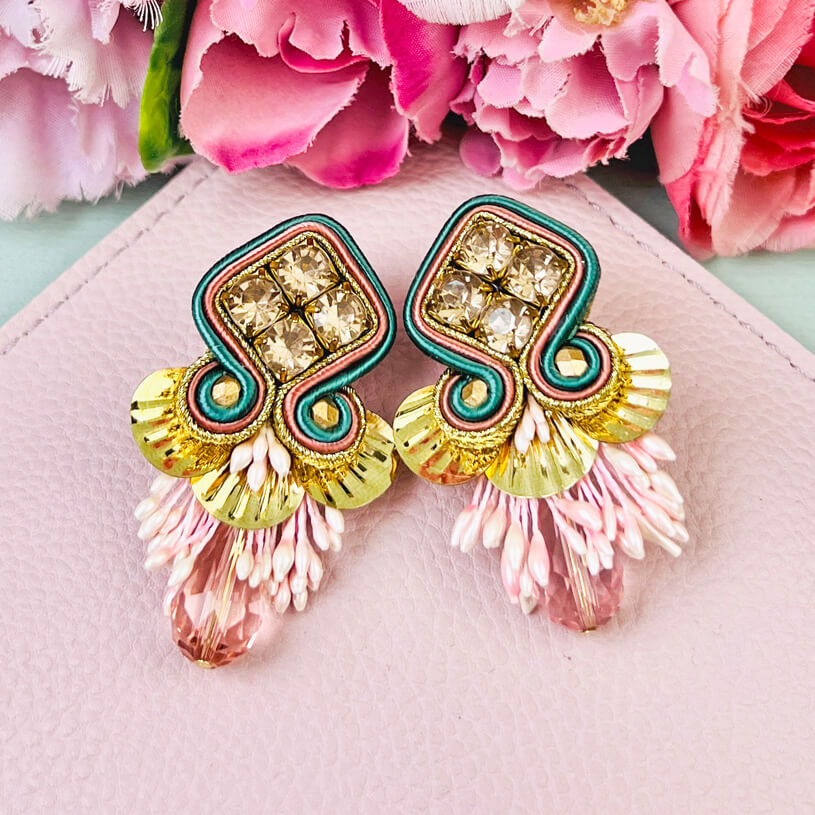 Schöne Soutache-Ohrstecker in Türkis, Gold und rosafarbenen Tropfen