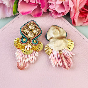Schöne Soutache-Ohrstecker in Türkis, Gold und rosafarbenen Tropfen