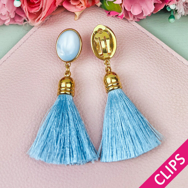 Hellblaue Ohrclips mit Quaste von AmuseToi