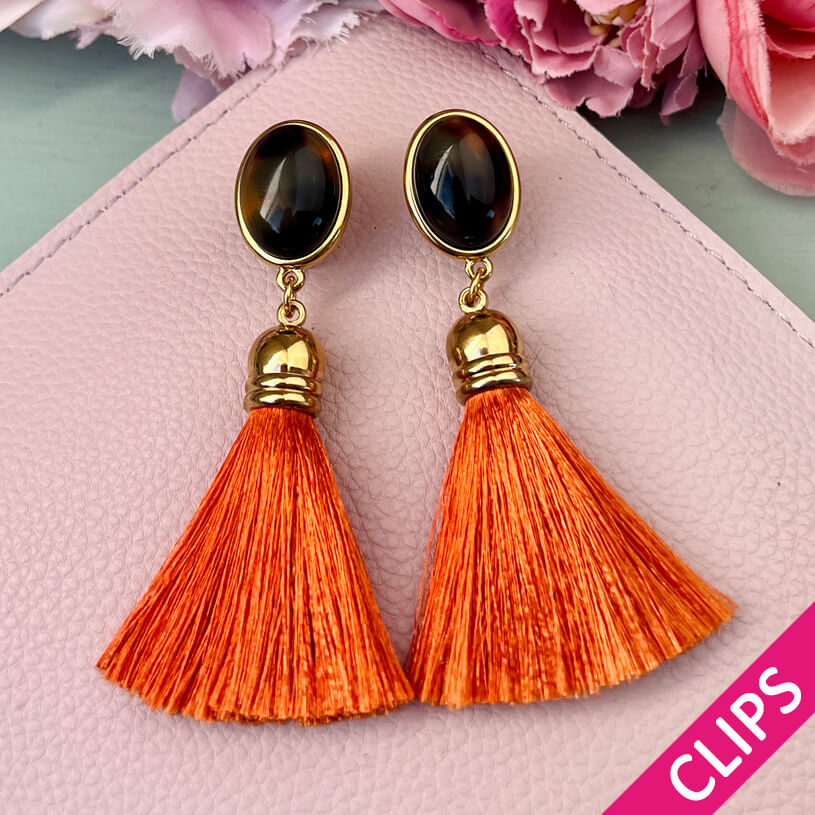 Ohrclips in Schildpattfarben mit  Quaste in Orange von AmuseToi