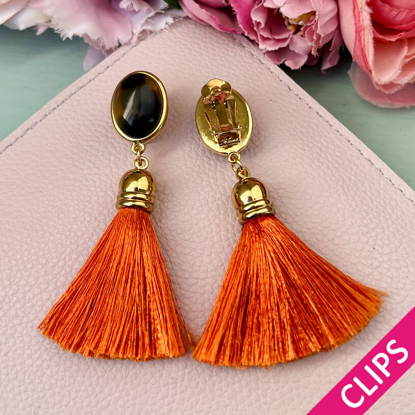 Ohrclips in Schildpattfarben mit  Quaste in Orange von AmuseToi