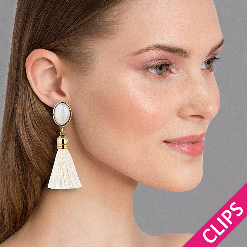 Perlmuttfarbene Ohrclips mit Quasten in Cremefarben