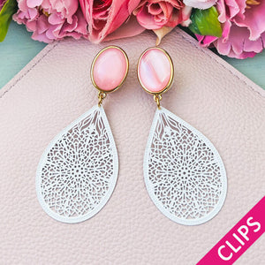 Statement Ohrclips in Rosa mit zart geprägtem Tropfen in Weiß von AmuseToi