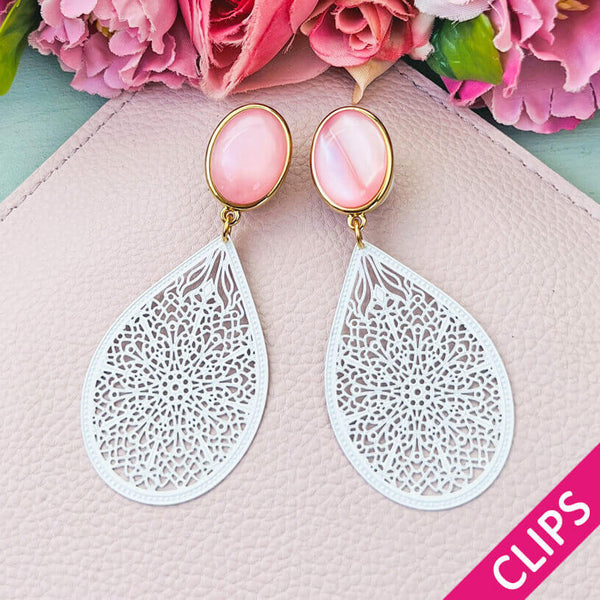 Statement Ohrclips in Rosa mit zart geprägtem Tropfen in Weiß von AmuseToi
