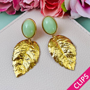 Ohrclips in Jadegruen mit goldenen Blatt von AmuseToi