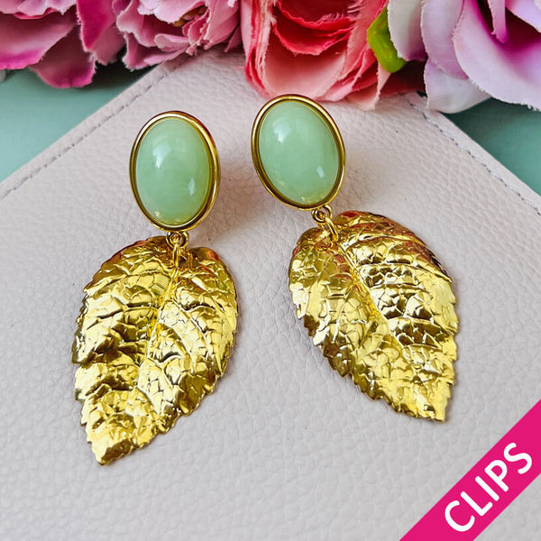 Ohrclips in Jadegruen mit goldenen Blatt von AmuseToi