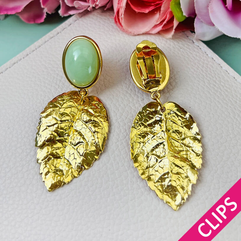 Ohrclips in Jadegruen mit goldenen Blatt von AmuseToi