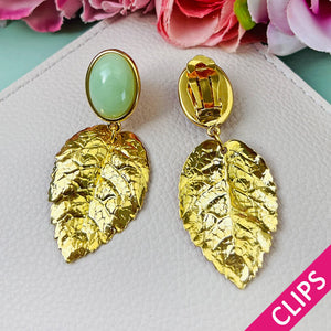 Ohrclips in Jadegruen mit goldenen Blatt von AmuseToi
