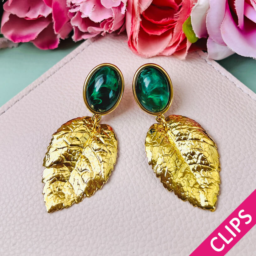 Ohrclips in Dunkelgrün mit goldenen Blatt von AmuseToi