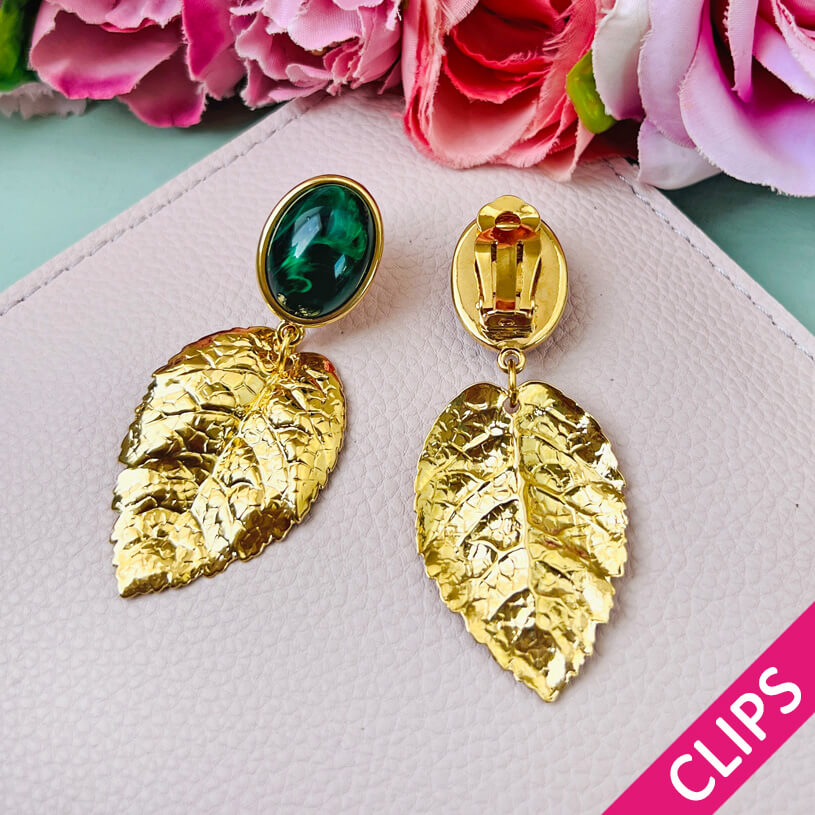 Ohrclips in Dunkelgrün mit goldenen Blatt von AmuseToi