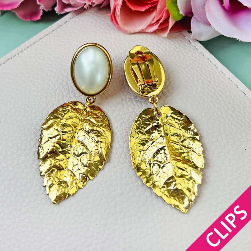 Ohrclips in Permutt mit großem goldenem Blatt von AmuseToi