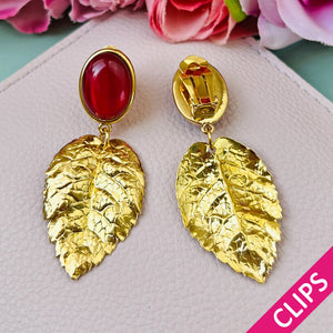 Dunkelrote Ohrclips mit großem goldenen Blatt von AmuseToi