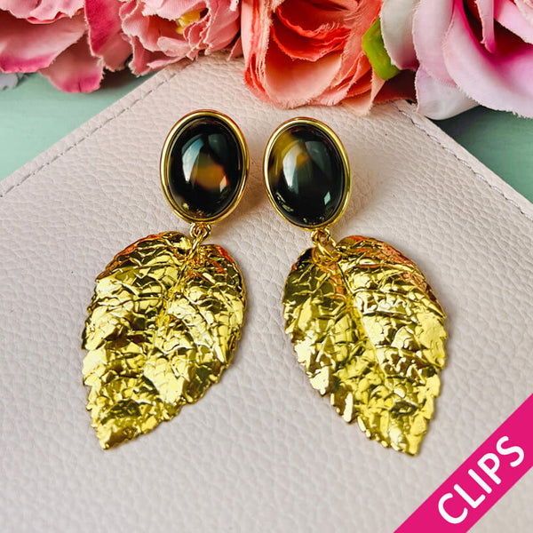 Schildpattfarbene Ohrclips mit großem goldenen Blatt von AmuseToi
