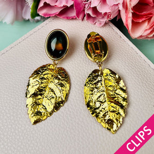 Schildpattfarbene Ohrclips mit großem goldenen Blatt von AmuseToi