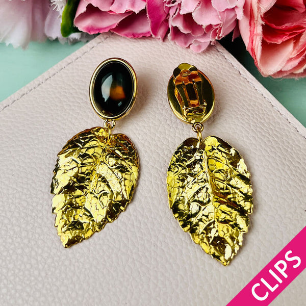 Schildpattfarbene Ohrclips mit großem goldenen Blatt von AmuseToi