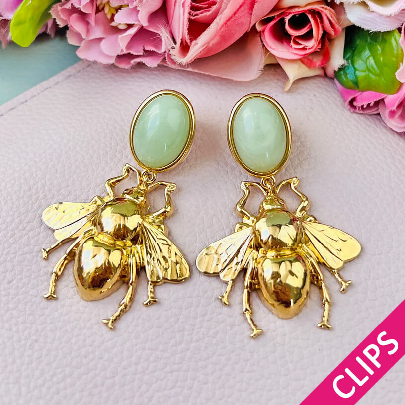 Ohrclips in Jadegrün mit vergoldeter Hummel von AmuseToi