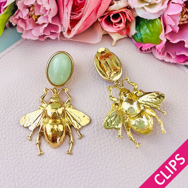 Ohrclips in Jadegrün mit vergoldeter Hummel von AmuseToi
