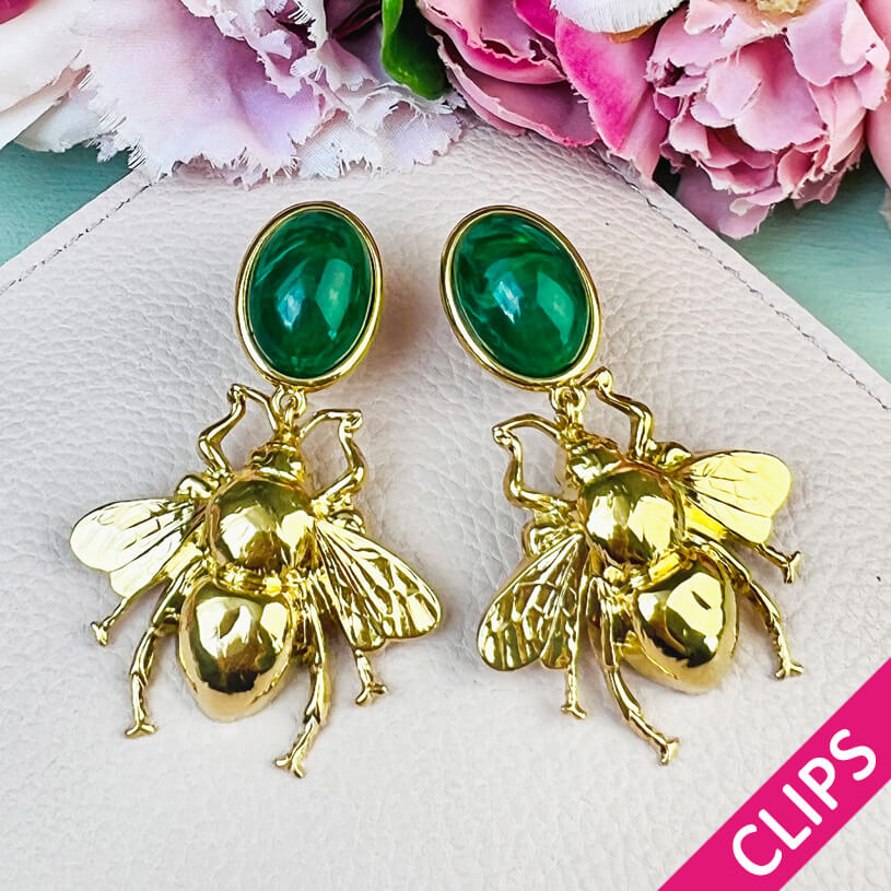 Ohrclips in Dunkelgrün mit goldener Hummel von AmuseToi