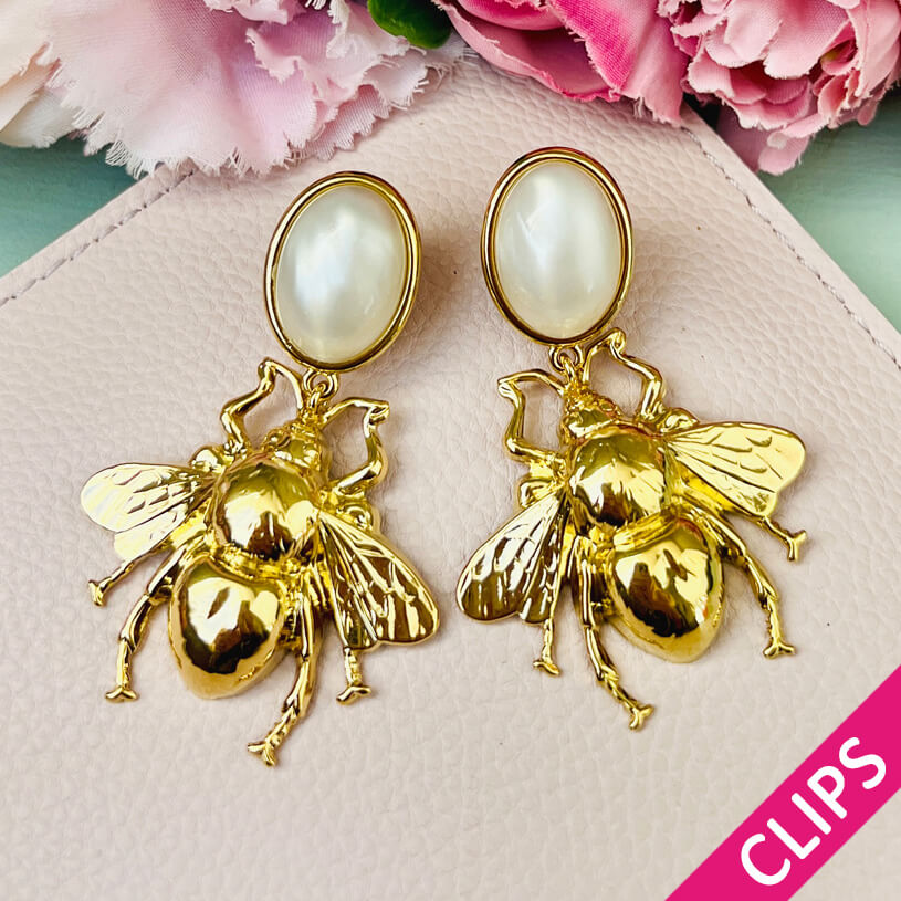 Ohrclips in Perlmutt mit goldener Hummel von AmuseToi