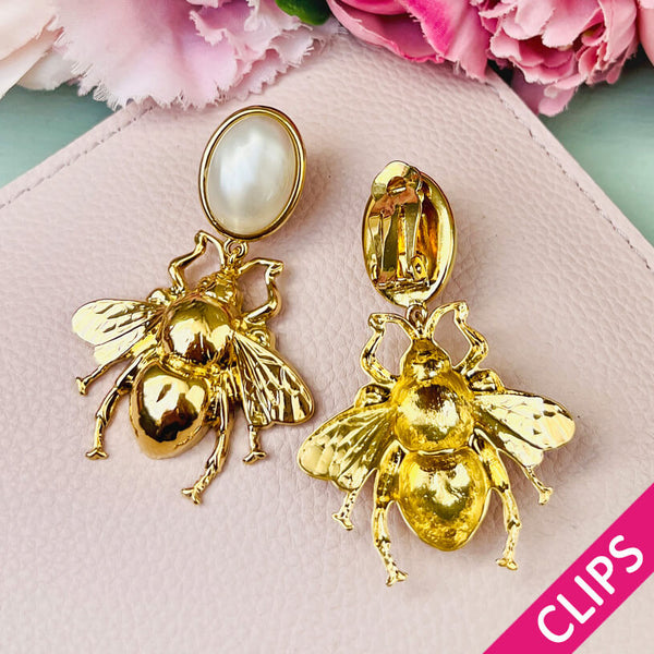 Ohrclips in Perlmutt mit goldener Hummel von AmuseToi