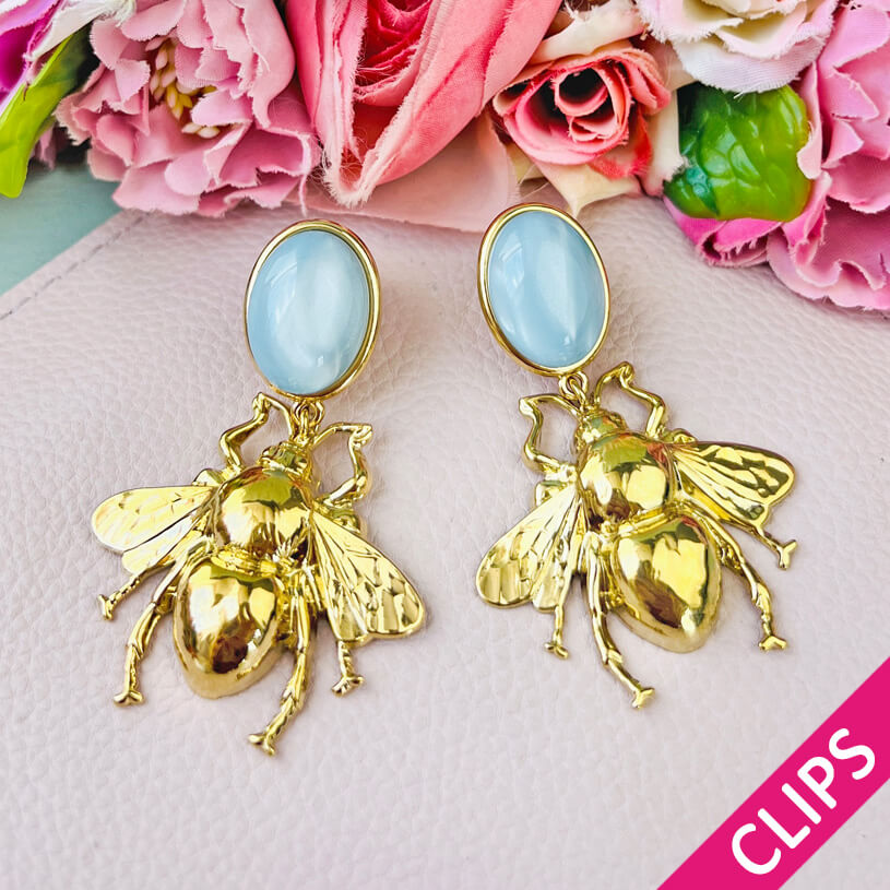 Hellblaue Ohrclips mit goldener Hummel von AmuseToi