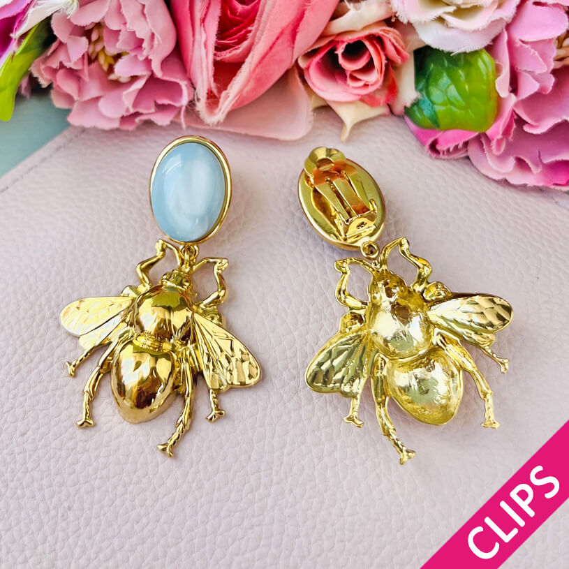 Hellblaue Ohrclips mit goldener Hummel von AmuseToi
