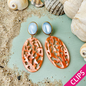 Ohrclips in Hellblau mit Ornament in Korallenoptik von AmuseToi