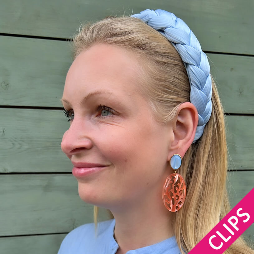 Ohrclips in Hellblau mit Ornament in Korallenoptik von AmuseToi