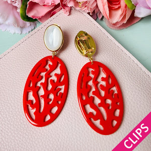 Ohrclips in Perlmuttfarben mit rotem Ornament in Korallenoptik