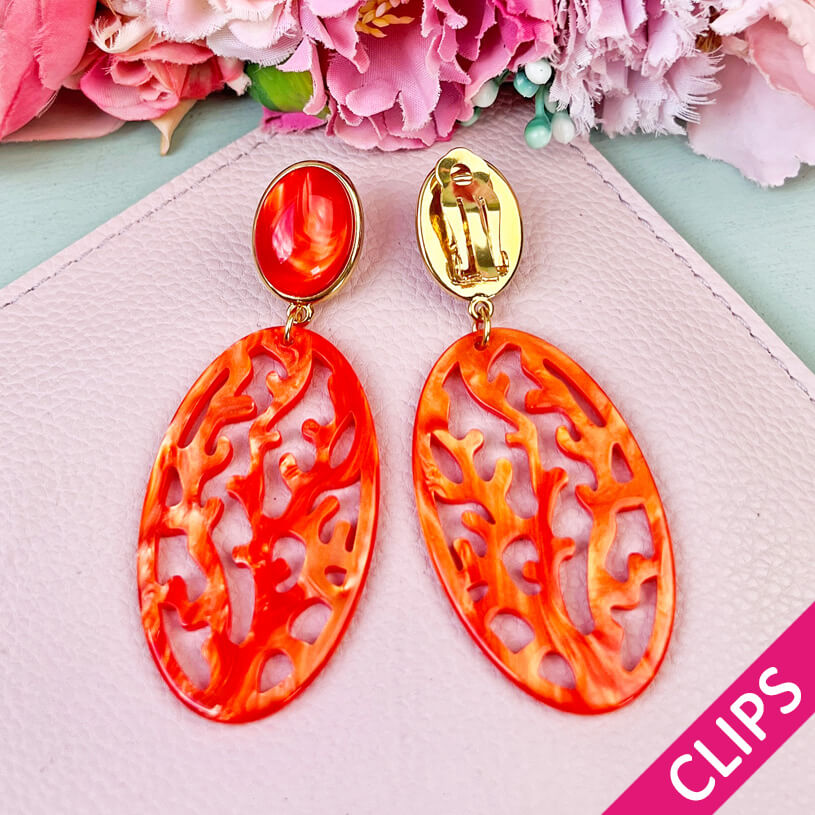 Orange Ohrclips mit orangefarbenem Ornament in Korallenoptik