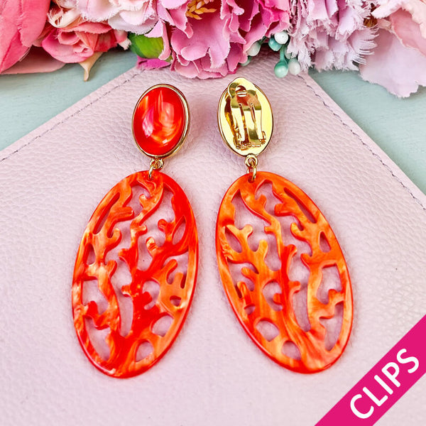Orange Ohrclips mit orangefarbenem Ornament in Korallenoptik