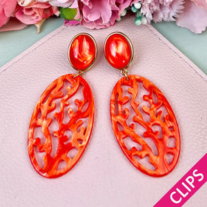 Orange Ohrclips mit orangefarbenem Ornament in Korallenoptik