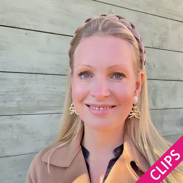 Perlmuttfarbene Ohrclips mit vergoldeter Schleife von AmuseToi