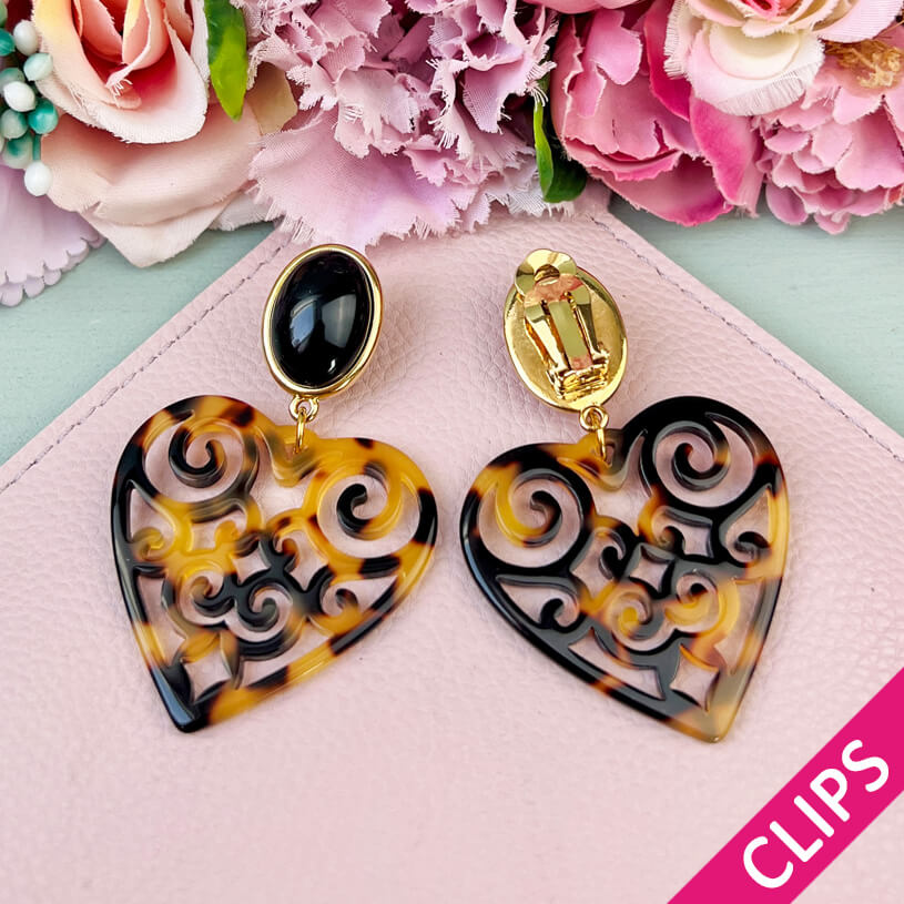 Schöne Herz-Ohrringe mit schwarzen Ohrclips und Herz-Ornamenten in Schildpattfarben von AmuseToi