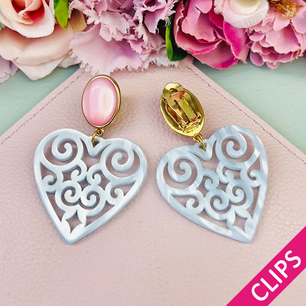 Schöne Herz-Ohrringe mit zartrosa Ohrclips und Herz-Ornamenten in Hellblau von AmuseToi